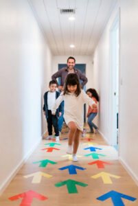 niña sigue sigue el camino de flechas