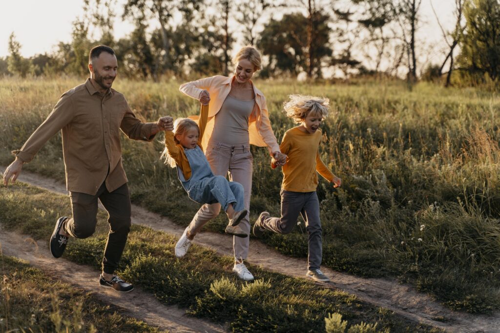Familia feliz anda CONMiGO Toledo