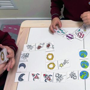 Psicologo infantil trabajando habilidades sociales