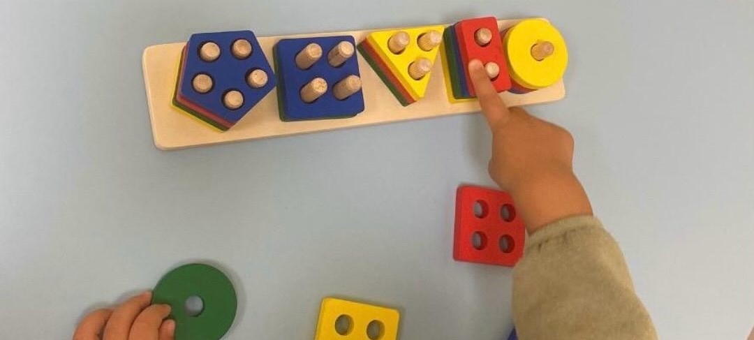 niño en sesion de terapia ocupacional trabajando su motricidad fina
